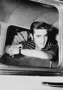 presley-elvis:  Elvis photographed at Los
