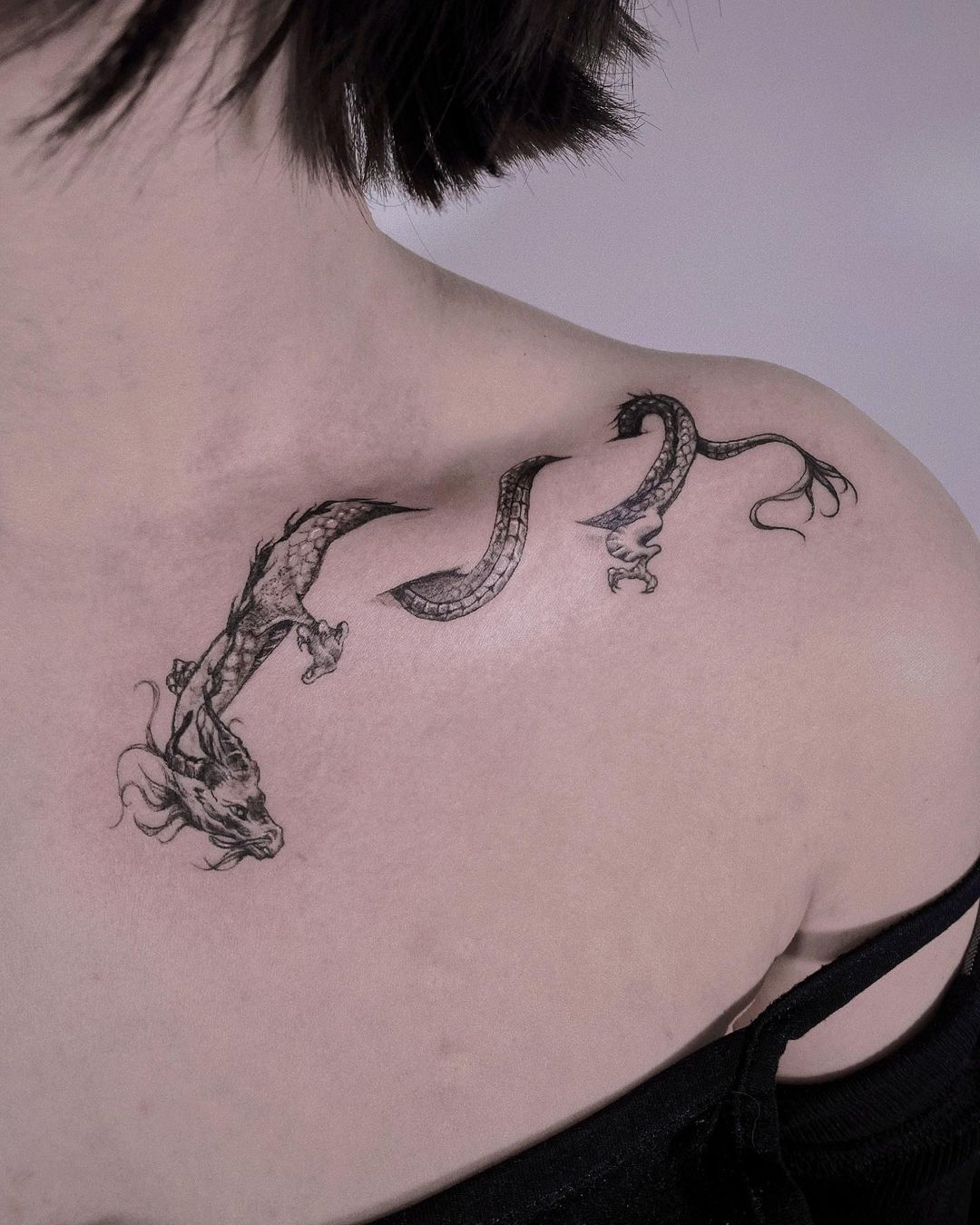 Collar bone snake tattoo  Boas ideias para tatuagem Tatuagens criativas  Tatuagem no pescoço