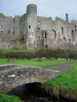 bonitavista:  Laugharne Castle, Wales  photo via karla