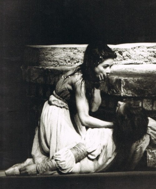 sovushka-seraya:Margot Fonteyn and Rudolf Nureyev in ‘Romeo and Juliet’, 1966
