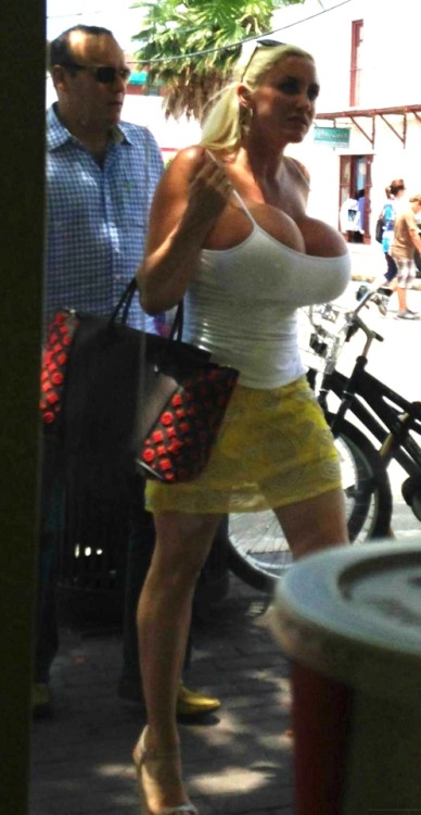 faketitslover999:  freestyleasymtote:  hbombcollector:  paynim - a pagan  Schöne Aussichten im Urlaub  Was für dicke, abstehende Plastiktorpedos ♥️