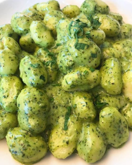 everybody-loves-to-eat:pesto gnocchi(source)