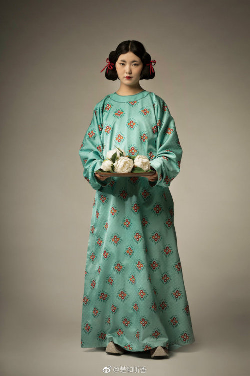 dressesofchina:Recreated costumes based on paintings from the Mogao Caves