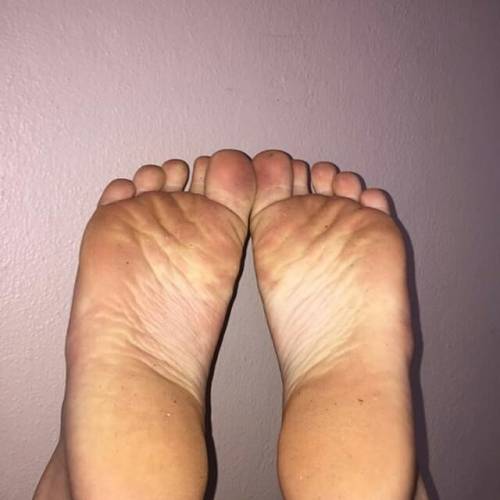 Shoutout!!I would like all my followers to go follow the sexy AF feet of my friend @_.teenboyfeet._ 