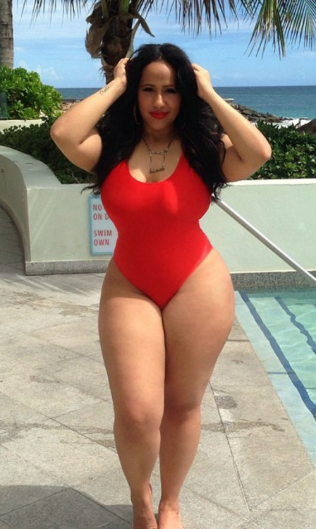 karizma82:thick-ass-thick-thighs:Check out those thighsWhat the new bay watch chicks should look lik
