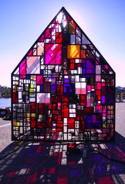 theleoisallinthemind:  “Kolonihavehus” by Tom Fruin