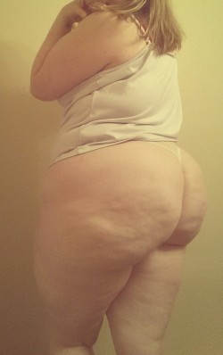 wifeycurvy:  plussizedsexy:  Dang.  Dang skippy, plussizedsexy is bootylicious!  I thought I’d finish the sentence for you girl lol