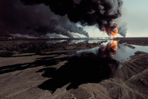 unrar:    Kuwait, 1991. Burgan oil fields. A lake of spilled oil. Burning oil tanks in the background, Bruno Barbey.