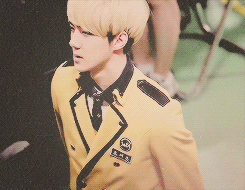 leuhans:  sehun puffin his cheeks 