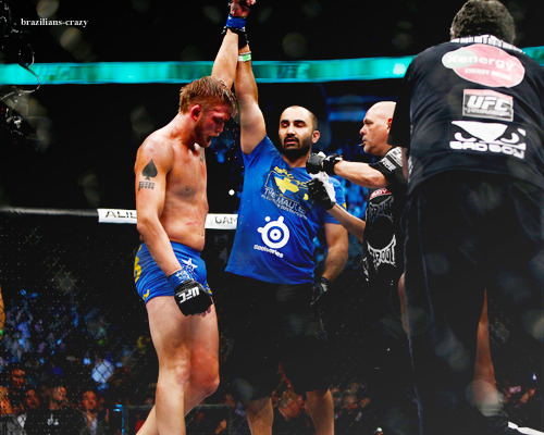 brazilians-crazy:  Alexander Gustafsson vs. Jon Jones    one of the greatest displays of heart ever. both guys were hurt, nobody wanted to quit.