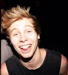 newthemmings:  Guys, did you notice that whenever Luke is drunk he makes this face