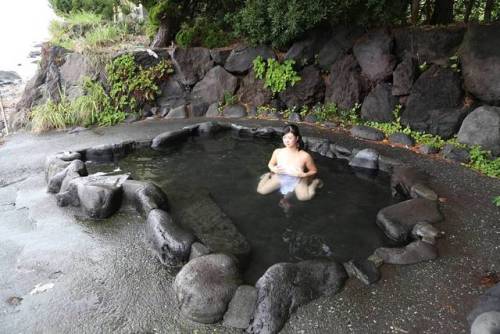 静岡県伊東市にある 赤沢温泉「赤沢共同露天風呂」 ・ 夏の海水浴シーズン真っ最中に行ったのが失敗でした… 湯船の底は砂だらけ お湯はにゅるにゅる おまけに海水は冷たすぎるからなのか乳幼児の遊び場に ち