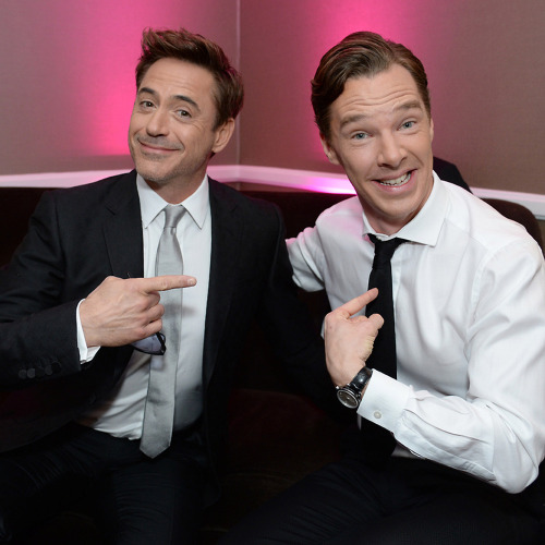 Encontro de Sherlocks. Robert Downey Jr. e Benedict Cumberbatch no PGA Awards de 2014. Curta: facebo