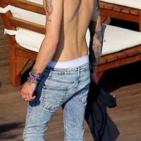 harrystylesdildo:   zayns1d:  LOOK AT HIS CUTE LIL BUTT    
