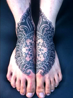 thievinggenius:  Tattoos done by Jorge Teran. 