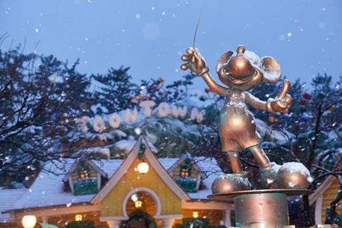  Snow at the Tokyo Disney resorts, via the Tokyo Disney Resorts Blog. 