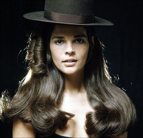 the-marriage-of-heaven-and-hell:Ali MacGraw photographed by Milton Greene, 1969