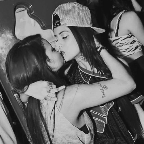 idrathergoforgirls:  👭