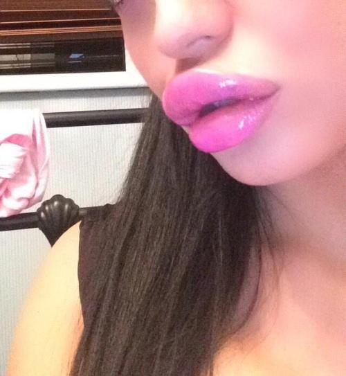 mistydoll: darkersideofthestone: The New Average Ok 2 things.Is she injecting her own lips?Is that a