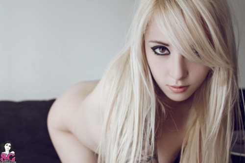 sglovexxx:  Bessy Suicide