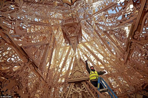 archatlas:Londonderry Temple David BestBeautifully and intricately crafted, this wooden temple is the product of two years of hard work and planning. The stunning 75ft timber sculpture is the work of renowned American artist David Best, famed for his