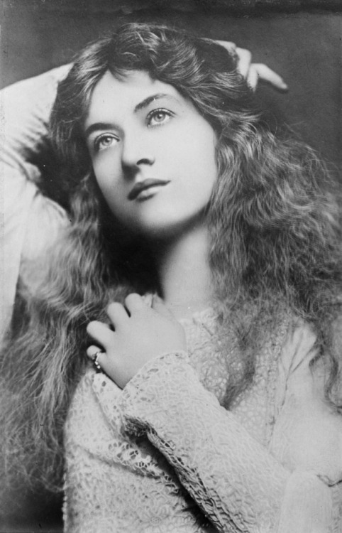 poetrylesbian:my-retro-vintage:Maude Fealy (March 4, 1883 – November 9, 1971) was an American stage 