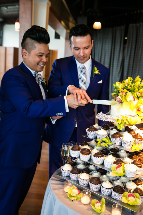 Adorable couple alert: Two singing sweethearts get married at Chelsea Piers Lighthouse. Read their l