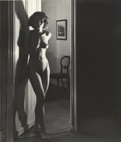 jimlovesart:  Bill Brandt - London (Standing Nude), 1940s.  