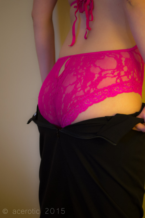 aussiecouple:pink panties ;)