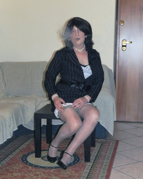 At home … I was expecting visitors, the idea was to play with the secretary (me). A little bi