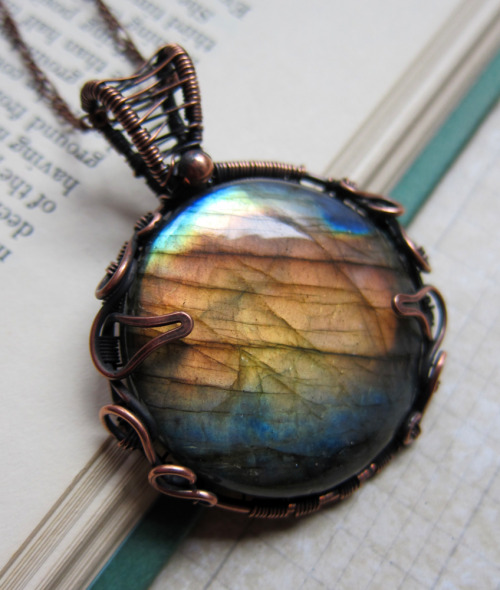 sihayadesigns:Labradorite lovers rejoice! I just listed some gorgeous new Shard of Light pendants in the shop! http://www.sihayadesigns.com!