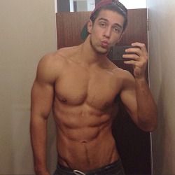 hotmales-n-stuff:  kiss me follow Hot Males