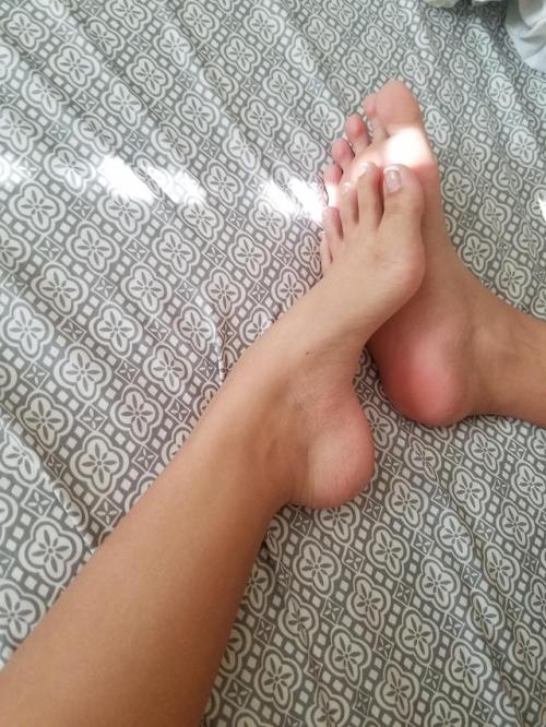feetallaroundme:  Finallyyy 18, and I can shamelessly admit, I want to experience everything feet!!