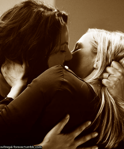 swanqueengranger:  I have wanted Swan Queen so badly and for so long and have now seen it within rea