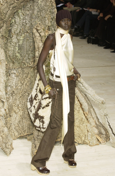 celebritycokenose:Alek Wek @ Dolce & Gabbana Fall/Winter, 2002 Ready-to-Wear