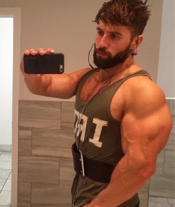 musclegodselfies:  Julian Smith