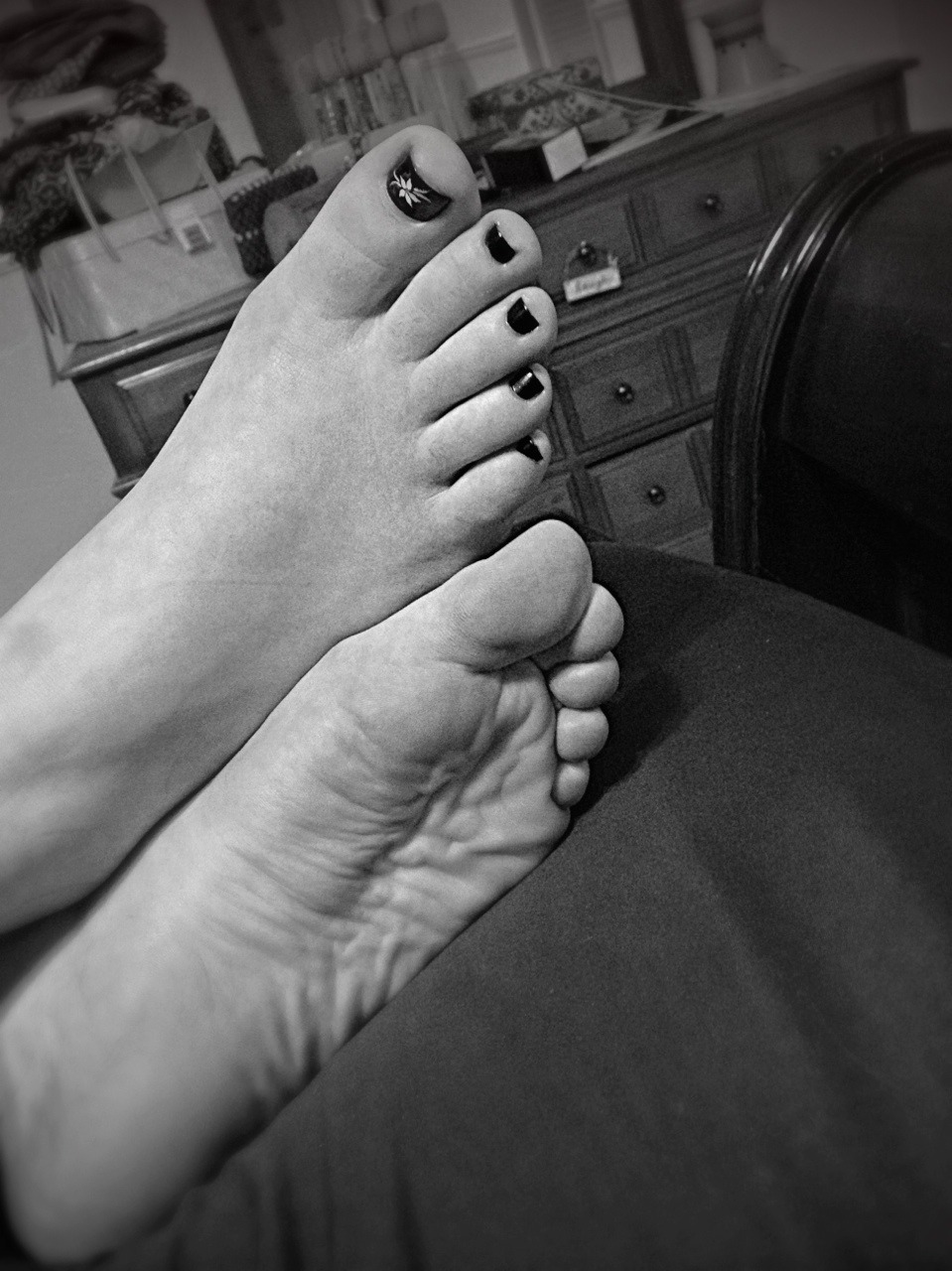 nmy4311:  Toes in black in white
