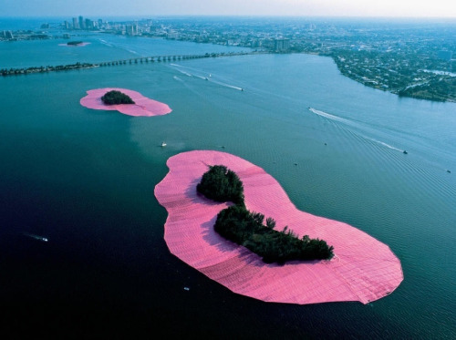 wild-mallow:vergen:Christo and Jeanne-ClaudeMy favorite project right after the Reichstag.