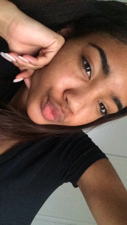 sexysmirkemoji:  No makeup pics