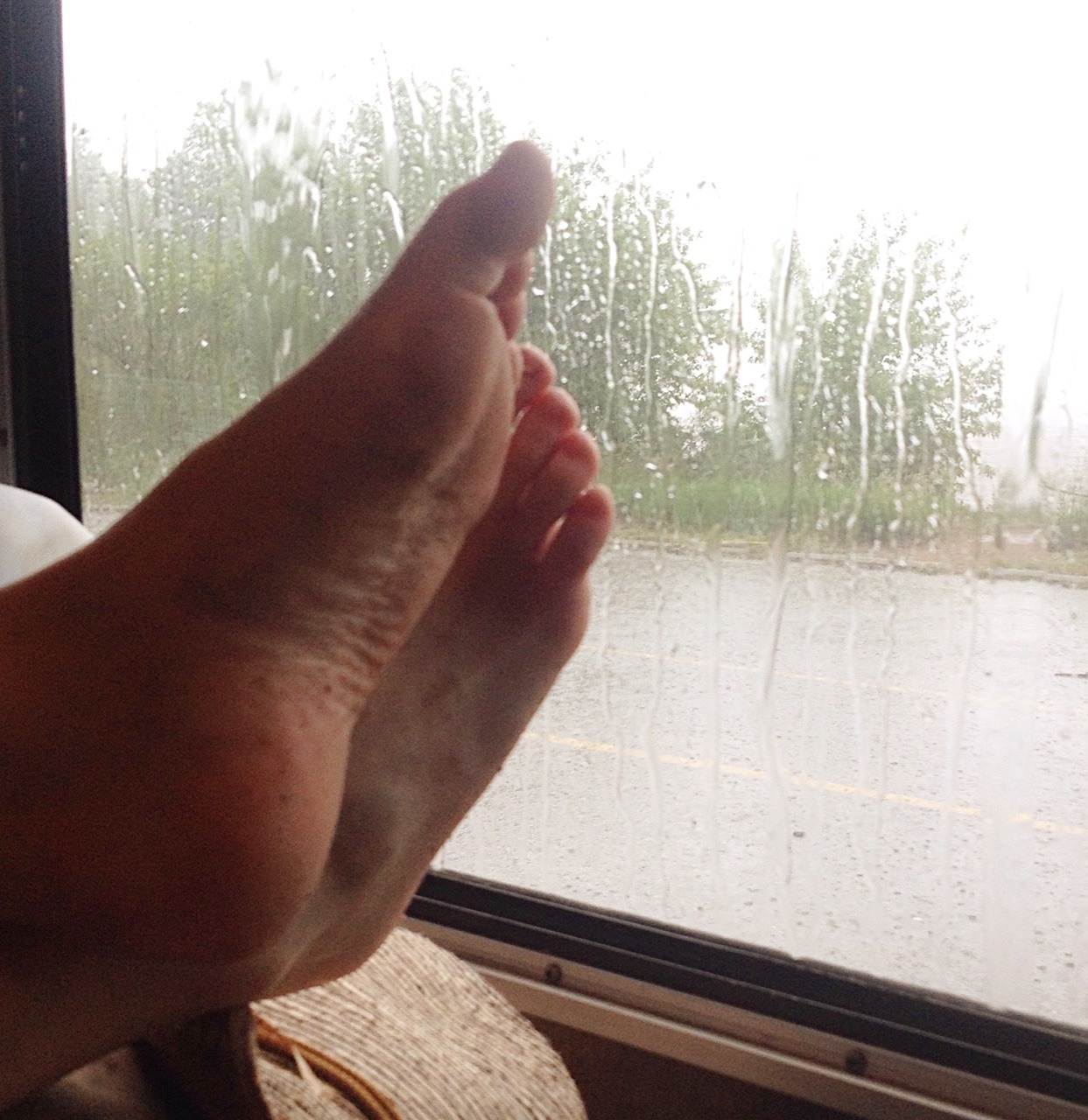 hellohippietoes:  Our beach fun got rained out. Oh well. :]