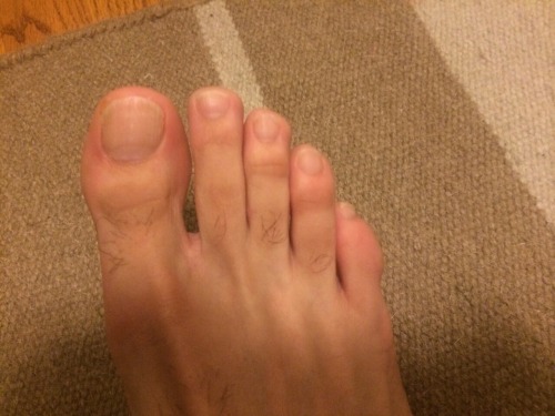 feettopslovers:  “Size 10 a bit hairy”  I have to say not only are they size 10 but they are also 10/10 in hotness and so are you!! Perfect feet attached to a perfect guy! Thank you for submitting. It’s times like this where I wish I live close