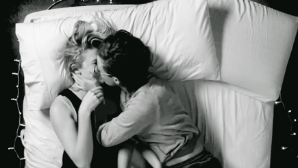 idrathergoforgirls:  👭