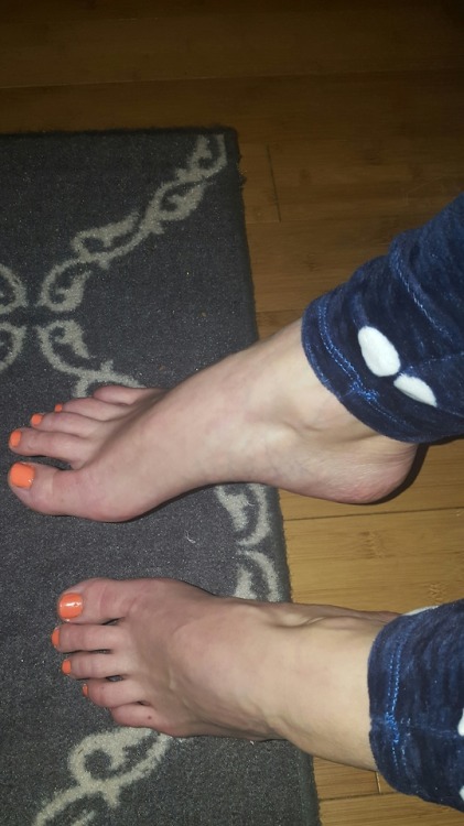 a sexy side view of those beautiful orange toes.please comment