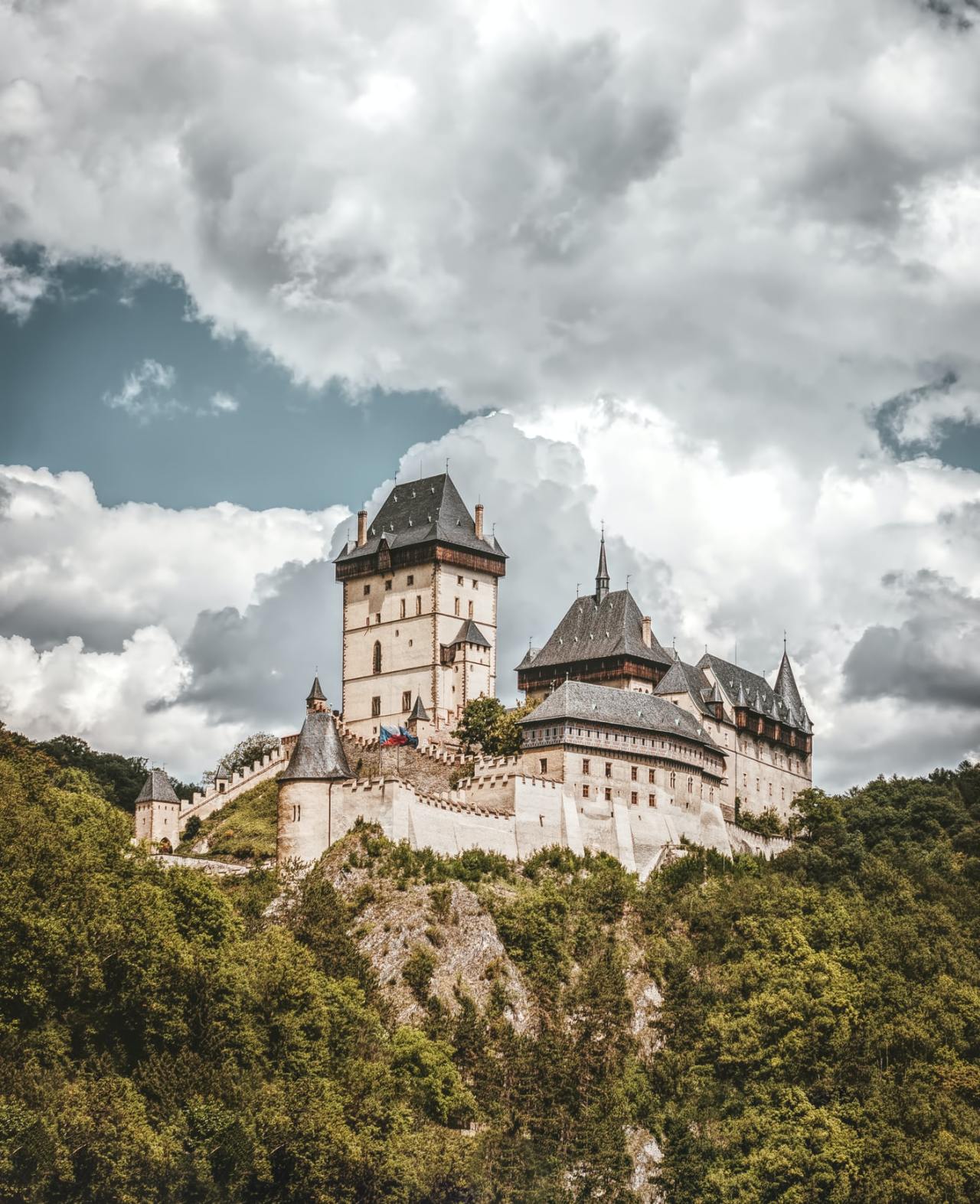 Karlstejn Castle, Czech Republic (by Felix) / http://picstreet.fr