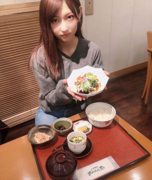 sakamichi-steps: 志田愛佳 on Instagram 2019.10.17 #大阪行った時友達と食べた #美味しかった