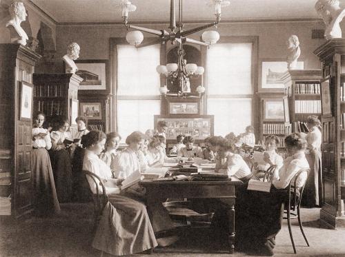 unefemmediscrete: Young women reading in library,1900. Photography by Frances Benjamin Johnston Coll