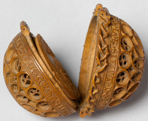 ufansius:Carved boxwood rosary bead, 2 inches in diameter - Netherlands, circa 1510.The top half of 