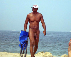 crownroyal89:  carmenvita:  lyfe2sexy:  lowkeyfreak:  OH MY DAMN!!!!  Yesa  www.carmenvita.tumblr.com  i luv nude beaches..