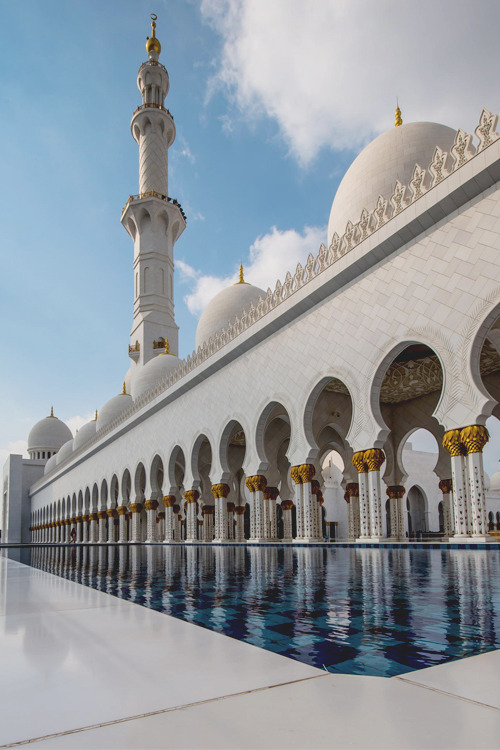 italian-luxury:  Sheikh Zayed Grand Mosque - Abu Dhabi The Mosque can accommodate 40,000 worshipers. Has 82 White marble Moroccan style domes. It holds the worlds largest carpet designed by Ali Khaliqi and required 1300 artisans to make it. It also