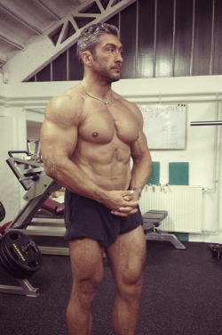 daddyhuntapp:  If only Daddy’s shorts were